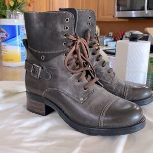 Taos like new boots barely worn.  Offers always considered
